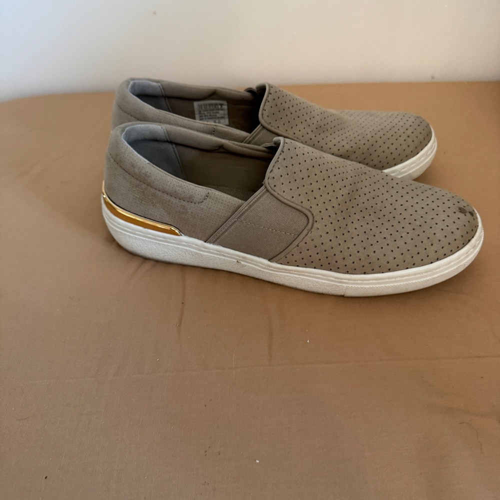 Skechers Slip On Shoes Women's 7.5 Beige Casual Perforated Comfort‎ - Picture 2 of 6